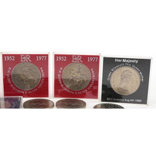 1940 - Collection of British commemorative crowns, some with cases including Elizabeth II Silver Jubilee an... 