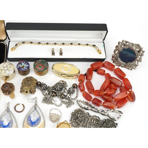 2640 - Vintage and later costume jewellery, some silver including necklaces, rings, brooches and bracelets