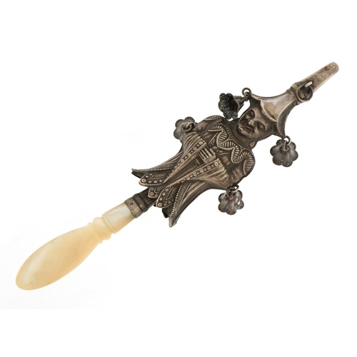 1822 - Silver baby's rattle with whistle and mother of pearl handle in the form of a gentleman in a robe, 1... 