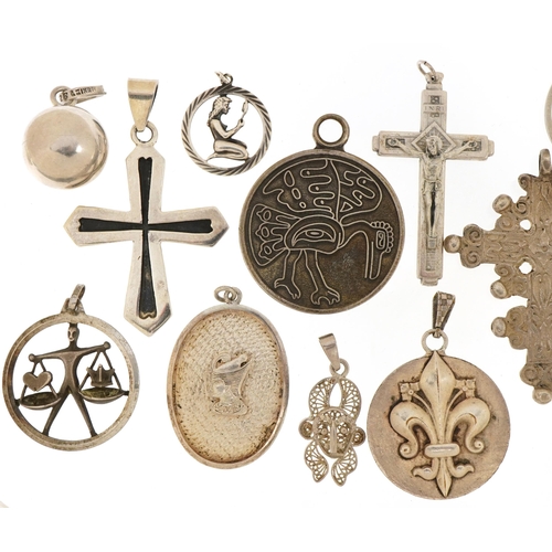 2586 - Silver and white metal pendants including Rococo style cross, Nefertiti and fleur de lis Joan of Arc... 