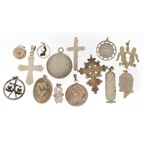 2586 - Silver and white metal pendants including Rococo style cross, Nefertiti and fleur de lis Joan of Arc... 