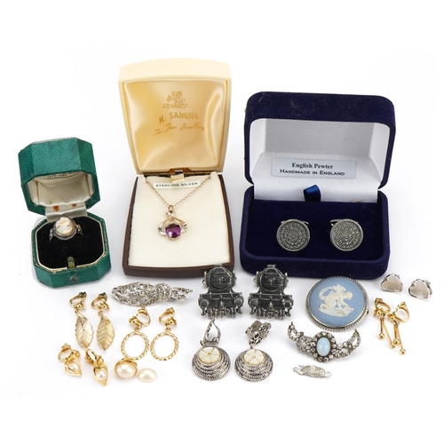 2610 - Vintage and later jewellery including Wedgwood brooch, pewter locomotive design cufflinks, cameo mai... 