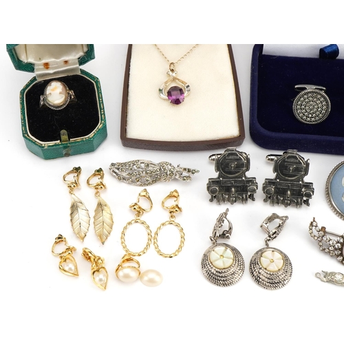 2610 - Vintage and later jewellery including Wedgwood brooch, pewter locomotive design cufflinks, cameo mai... 