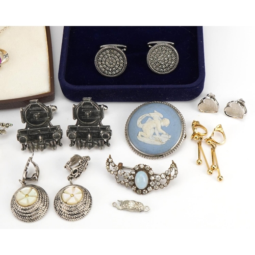 2610 - Vintage and later jewellery including Wedgwood brooch, pewter locomotive design cufflinks, cameo mai... 