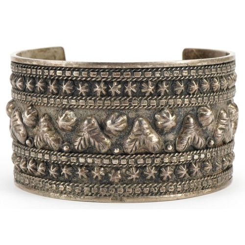 2609 - Egyptian silver cuff bracelet, 7cm wide, 68.2g