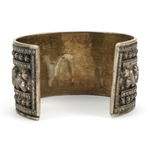 2609 - Egyptian silver cuff bracelet, 7cm wide, 68.2g