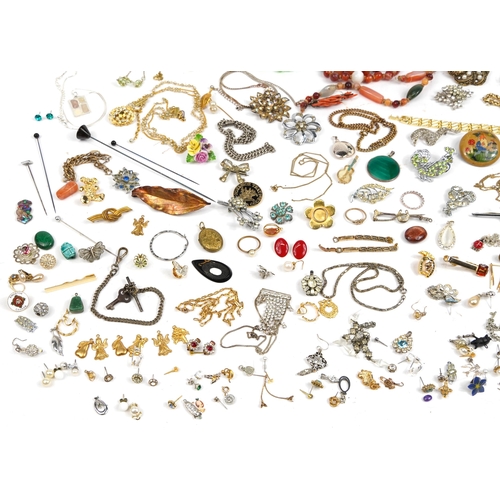 2635 - Vintage and later costume jewellery including brooches, necklaces, bracelets and earrings