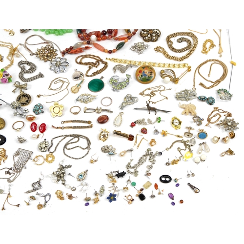 2635 - Vintage and later costume jewellery including brooches, necklaces, bracelets and earrings