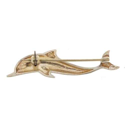 2620 - Silver dolphin bar brooch, 4.5cm in length, 3.6g