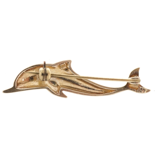 2620 - Silver dolphin bar brooch, 4.5cm in length, 3.6g