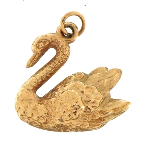 2579 - Unmarked gold swan charm, 1.6cm wide, 0.8g