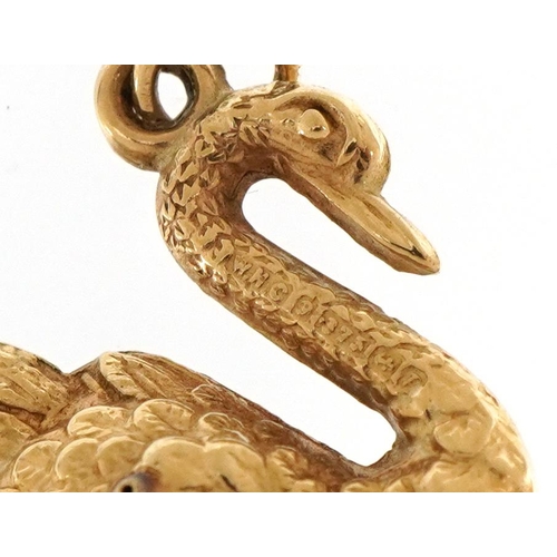 2579 - Unmarked gold swan charm, 1.6cm wide, 0.8g