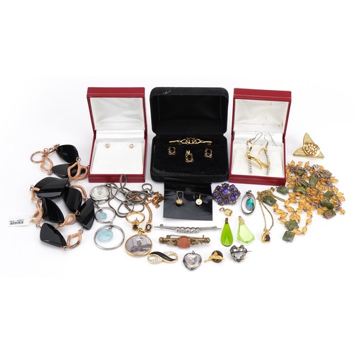 2632 - Vintage and later costume jewellery including necklaces, brooches and earrings