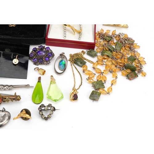 2632 - Vintage and later costume jewellery including necklaces, brooches and earrings