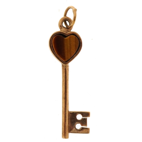 2297 - 9ct gold love heart key charm set with a tiger's eye, 3.1cm high, 2.0g