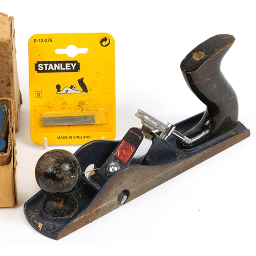 1277 - Planemaster woodworking plane together with two boxed Record pairs of cramp heads, the plane 25cm in... 