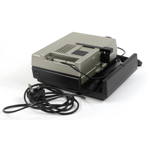 424 - Cased Leica Pradovit P150 slide projector