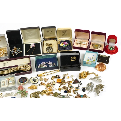 2645 - Vintage and later costume jewellery and compacts including simulated pearl necklaces, brooches, earr... 