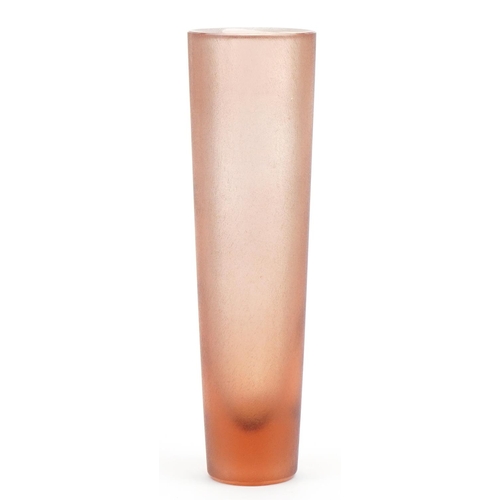 86 - Continental frosted peach glass vase etched with an abstract design, possibly Scandinavian, 36cm hig... 