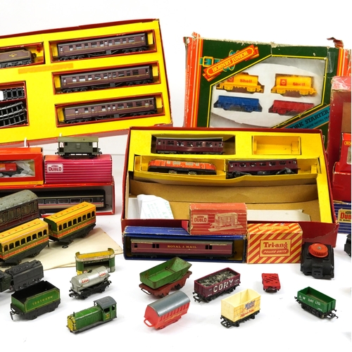 477 - Model railway trains, locomotives, carriages, track and accesories including tinplate O gauge and Tr... 