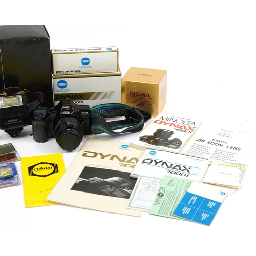 421 - Dynax 7000I SLR camera outfit with box