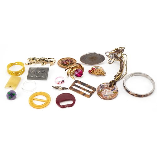 2639 - Vintage costume jewellery, brooches and necklaces including a leopard, the largest 8cm