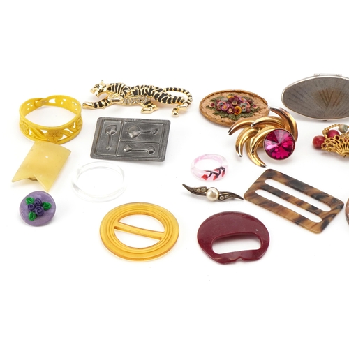 2639 - Vintage costume jewellery, brooches and necklaces including a leopard, the largest 8cm