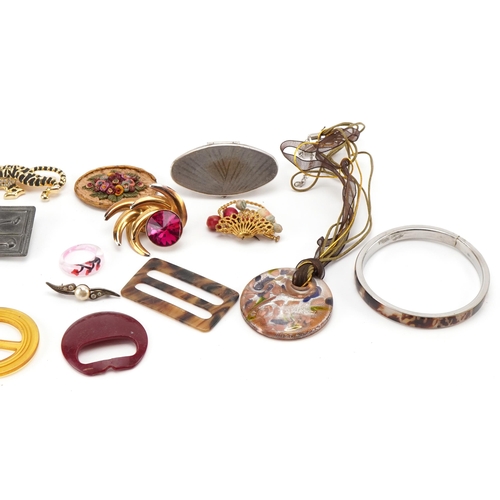 2639 - Vintage costume jewellery, brooches and necklaces including a leopard, the largest 8cm