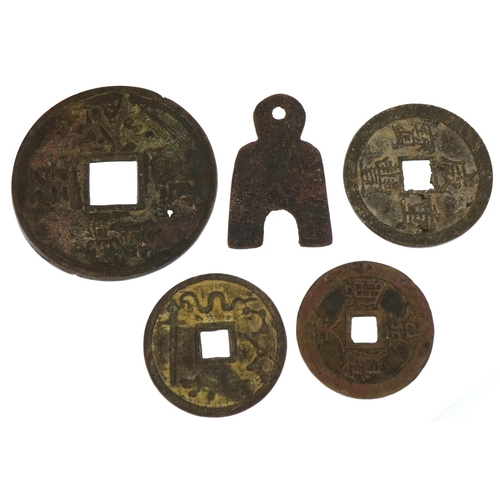 538 - Four Chinese cash coins and a spade money