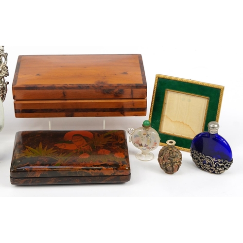 1269 - Sundry items including oriental lacquered box and cover, enamelled brass frame and Chinese snuff bot... 