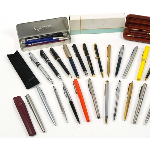 291 - Vintage and later pens, some fountain including Parker