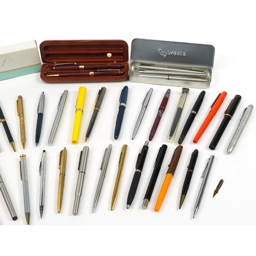 291 - Vintage and later pens, some fountain including Parker