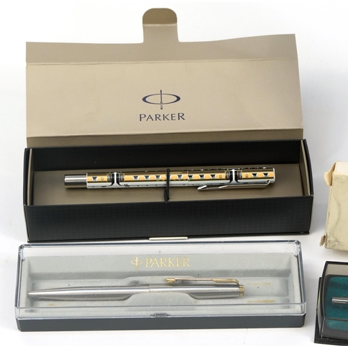 289 - Parker pens with cases/boxes including Parker 15 with keyring and two depicting trains