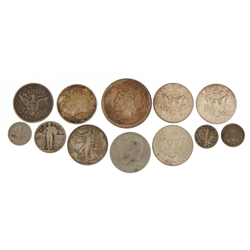 498 - American coinage including 1900 half dollar and 1925 one dollar, 89.0g