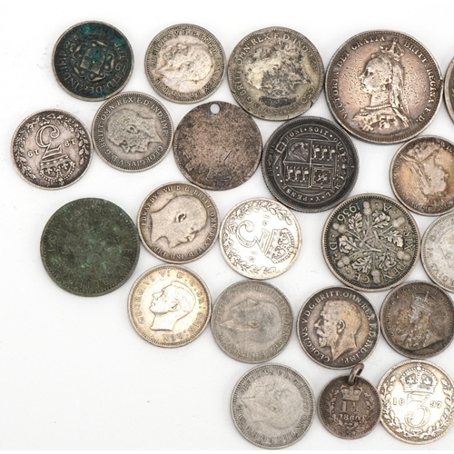 543 - Victorian and later British coinage including 1887 shilling and 1860 one and a half penny, 61.0g