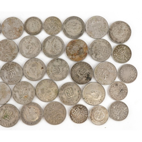 557 - Victorian and later British coinage comprising shillings and thrupenny bits, 105.0g