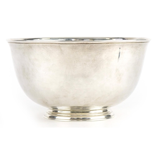 2666 - Thomas Walker, second quarter 18th century Irish silver footed bowl engraved with a heraldic crest, ... 