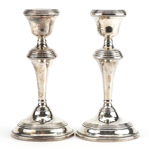 2717 - W I Broadway & Co, pair of Elizabeth II tapering candlesticks, Birmingham 1963, 17.5cm high, total 6... 