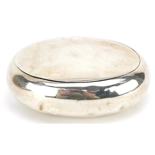 2767 - George Unite, Edwardian oval silver squeeze action snuff box, Birmingham 1902, 7.5cm wide, 61.3g