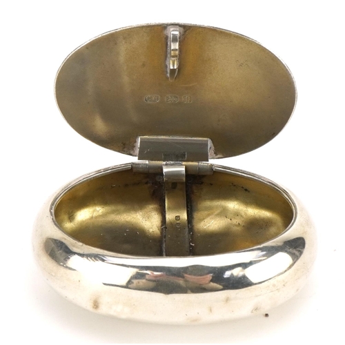 2767 - George Unite, Edwardian oval silver squeeze action snuff box, Birmingham 1902, 7.5cm wide, 61.3g