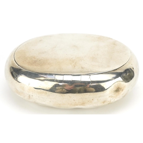 2767 - George Unite, Edwardian oval silver squeeze action snuff box, Birmingham 1902, 7.5cm wide, 61.3g