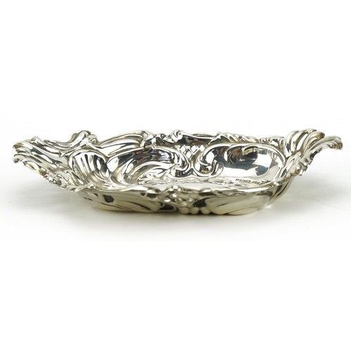 2776 - Joseph Rodgers & Sons, Edwardian silver bonbon dish with pierced decoration, Sheffield 1901, 16.5 wi... 