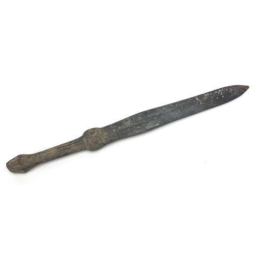 1139 - Chinese/Islamic patinated bronze short sword, 39cm in length