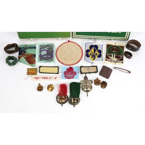 2473 - Scouting interest collectables including two hardback books and badges