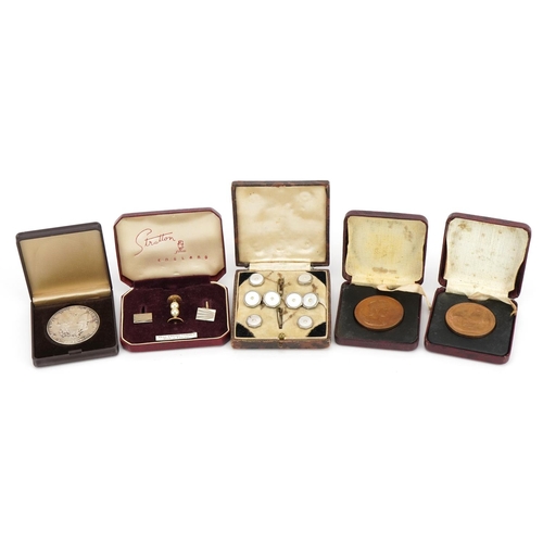 2460 - Coins, medallions, cufflinks and studs including United States of America 1991 one ounce silver doll... 