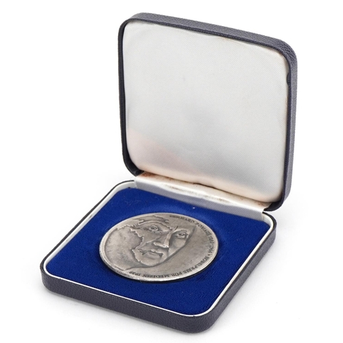 2430 - Gerhard Domagk Nobel Prize silvered medal by Gedoc, the fitted case numbered 666, 5cm in diameter, 4... 