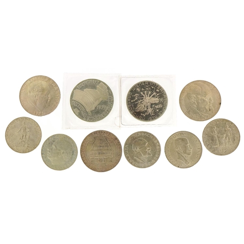 2467 - Austrian silver schillings comprising one hundred shilling, fifty schilling and twenty five schillin... 