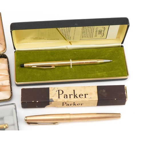 368 - Vintage and later pens including Parker Vacumatic green marbleised fountain pen with box, Sheaffer a... 