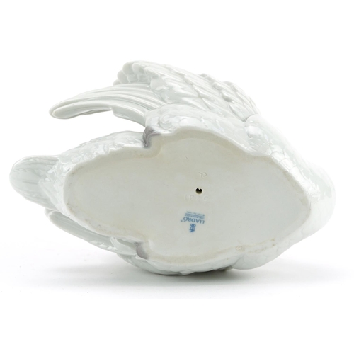 1213 - Lladro swan numbered 5231, 18.5cm high