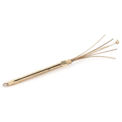 429 - 9ct gold propelling cocktail swizzle stick, 12cm in length when extended, 6.0g